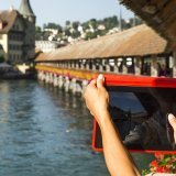 Il y a exactement 30 ans, le pont de la Chapelle partait en flammes à Lucerne. Une exposition vient d'ouvrir pour s'en souvenir, mais aussi pour revenir sur l'histoire du plus vieux pont en bois d'Europe.